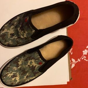 UGG Kids, Slip On Shoes, Camo Glitter Girls Size 3